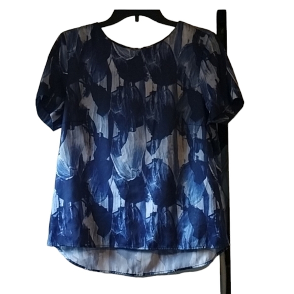 H&m blue short sleeve pattern blouse - Picture 1 of 3
